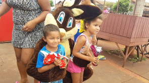 Radialista se veste de coelho e alegra crianças e adultos em bairro e UPA de Dourados