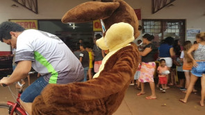 Radialista se veste de coelho e alegra crianças e adultos em bairro e UPA de Dourados