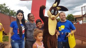 Radialista se veste de coelho e alegra crianças e adultos em bairro e UPA de Dourados