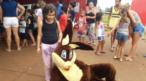 Radialista se veste de coelho e alegra crianças e adultos em bairro e UPA de Dourados