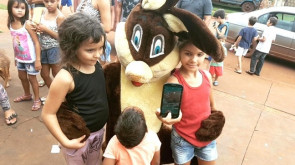 Radialista se veste de coelho e alegra crianças e adultos em bairro e UPA de Dourados