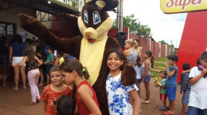 Radialista se veste de coelho e alegra crianças e adultos em bairro e UPA de Dourados