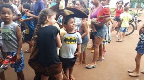 Radialista se veste de coelho e alegra crianças e adultos em bairro e UPA de Dourados
