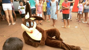 Radialista se veste de coelho e alegra crianças e adultos em bairro e UPA de Dourados