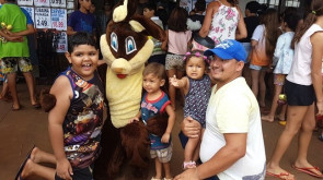 Radialista se veste de coelho e alegra crianças e adultos em bairro e UPA de Dourados