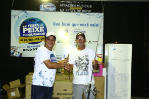 ​Festa do Peixe: Morador fisga peixe de 5,3 kg e leva mobília para casa