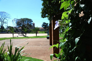 Prefeitura segue com limpeza e jardinagem e dá 'vida nova' aos espaços públicos