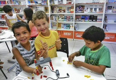 Crianças aprendem robótica no Sesi / Divulgação