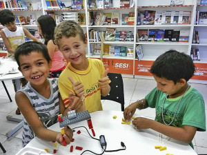 Crianças aprendem robótica no Sesi / Divulgação
