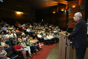 Encontro reúne centenas de educadores  em debate sobre a Base Nacional Curricular