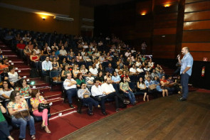 Encontro reúne centenas de educadores  em debate sobre a Base Nacional Curricular