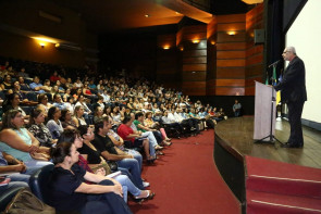 Encontro reúne centenas de educadores  em debate sobre a Base Nacional Curricular