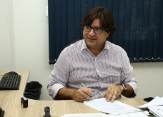 O presidente da Agehab, Sérgio Henrique Martins de Araújo assinando contrato para o início das obras