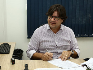 O presidente da Agehab, Sérgio Henrique Martins de Araújo assinando contrato para o início das obras