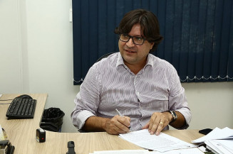 O presidente da Agehab, Sérgio Henrique Martins de Araújo assinando contrato para o início das obras