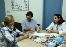 Presidente da Agehab, Sergio Henrique e a assistente social da Agência, Fátima Libório, em reunião de trabalho com a prefeita Délia Razuk