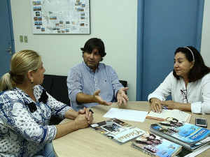 Presidente da Agehab, Sergio Henrique e a assistente social da Agência, Fátima Libório, em reunião de trabalho com a prefeita Délia Razuk