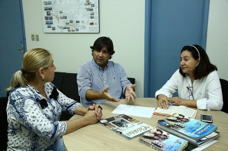 Presidente da Agehab, Sergio Henrique e a assistente social da Agência, Fátima Libório, em reunião de trabalho com a prefeita Délia Razuk