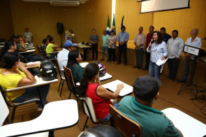 Prefeitura entrega escritura de imóveis  a beneficiários de 13 loteamentos sociais