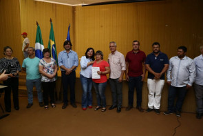 Prefeitura entrega escritura de imóveis  a beneficiários de 13 loteamentos sociais