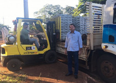 Silas Zanata durante a entrega dos materiais