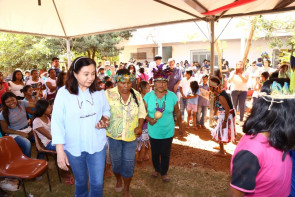 DIA DO ÍNDIO:    Prefeita Délia é recebida com  festa pela comunidade indígena