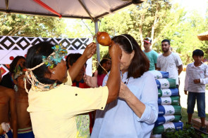 DIA DO ÍNDIO:    Prefeita Délia é recebida com  festa pela comunidade indígena
