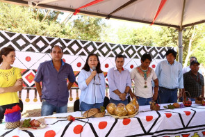 DIA DO ÍNDIO:    Prefeita Délia é recebida com  festa pela comunidade indígena