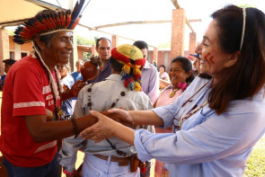 DIA DO ÍNDIO:    Prefeita Délia é recebida com  festa pela comunidade indígena