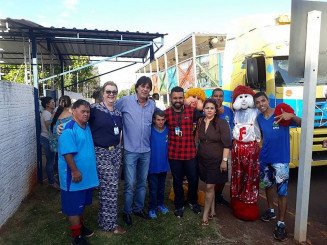 Carreta da Alegria veio de Campo Grande para animar a tarde de alunos e professores da Apae de Dourados