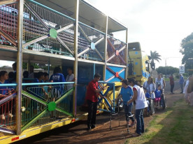 'Carreta da Alegria' contagia alunos da Apae