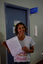 Vitória da persistência, professora  comemora segurança de concurso