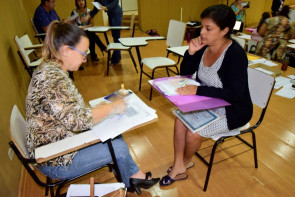 Vitória da persistência, professora  comemora segurança de concurso