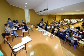 Vitória da persistência, professora  comemora segurança de concurso