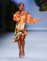 Anitta faz abertura do desfile do SPFW