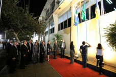 : Vereadores e escoteiros no momento do hasteamento da bandeira