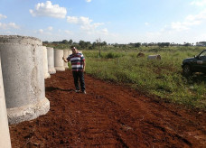 Madson durante visita a obra de drenagem