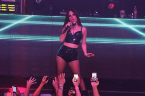 Wanessa Camargo se emociona durante apresentação