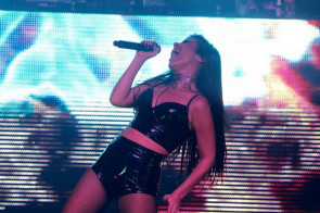 Wanessa Camargo se emociona durante apresentação