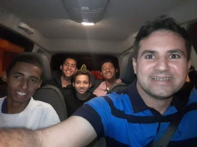 Homem adota 5 irmãos