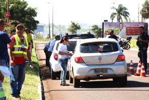 Blitz educativa marca início das  ações da Agetran no Maio Amarelo