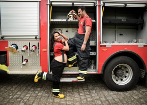 Grávida de 7 meses faz ensaio fotográfico temático no quartel em PE