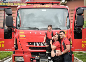 Grávida de 7 meses faz ensaio fotográfico temático no quartel em PE