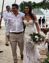 Filha de Datena se casou na praia