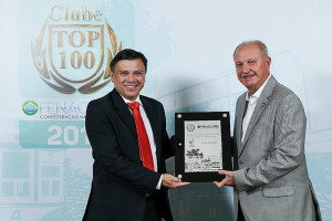 Ângelo Ximenes, presidente do Clube Indaiá, recebe pela terceira vez o Prêmio Club Top 100 durante o Congresso Brasileiro de Clube, em Campinas (SP)