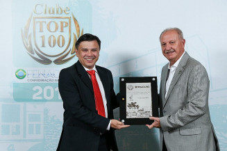 Ângelo Ximenes, presidente do Clube Indaiá, recebe pela terceira vez o Prêmio Club Top 100 durante o Congresso Brasileiro de Clube, em Campinas (SP)