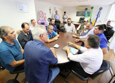 Odilon durante reunião com os vereadores da Câmara de Dourados