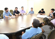 Coordenador estadual da Caravana, padre Vagner Divino e o assessor da Governadoria, Mauricio Peralta se reuniram com capitães das aldeias, na Prefeitura