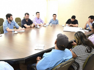 Coordenador estadual da Caravana, padre Vagner Divino e o assessor da Governadoria, Mauricio Peralta se reuniram com capitães das aldeias, na Prefeitura