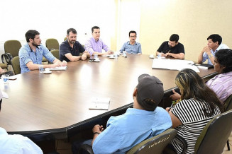 Coordenador estadual da Caravana, padre Vagner Divino e o assessor da Governadoria, Mauricio Peralta se reuniram com capitães das aldeias, na Prefeitura